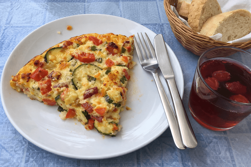 Frittata z warzywami i serem po upieczeniu na talerzy