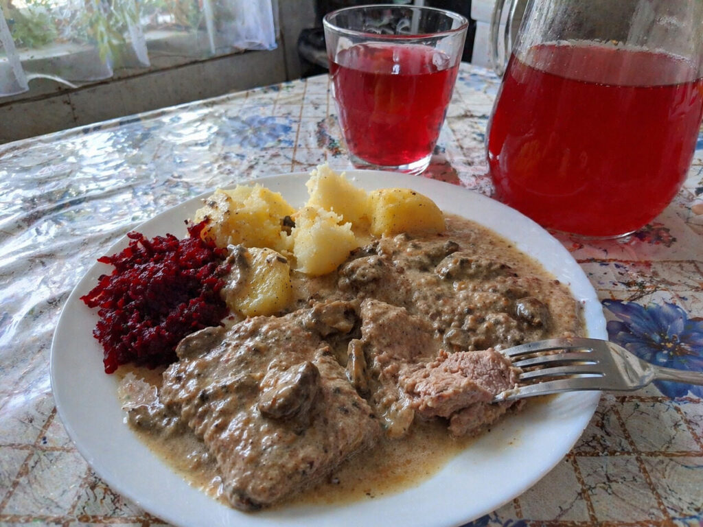 Z czym podawać łopatkę w sosie pieczarkowym.