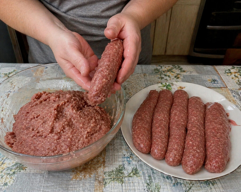 wyrabianie mięsa mielonego na domowy kebab