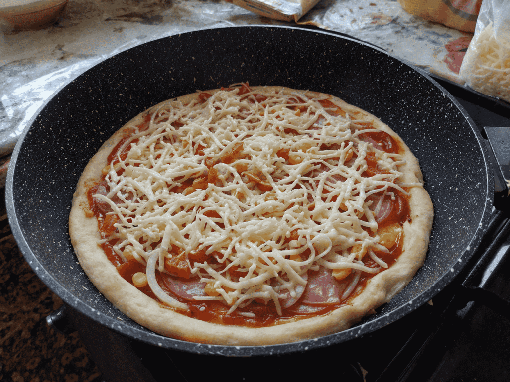Smażenie pizzy na patelni